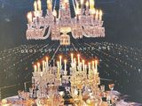 la couverture d'un livre sur laquelle figurent un lustre et des bougies