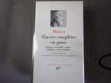 un livre sur lequel figure le portrait d'une femme