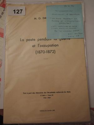 une feuille de papier posée sur une table