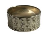 gros plan d'une bague en argent sur fond blanc