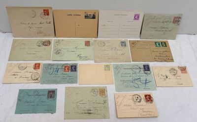 beaucoup de vieilles cartes postales et d'enveloppes posées sur une table