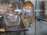 des flacons de parfum exposés dans une vitrine en verre dans un magasin