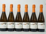 six bouteilles de vin sont alignées sur une surface blanche