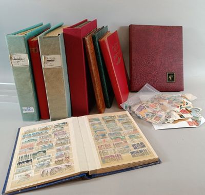 un grand nombre de livres posés sur une table