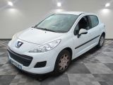 la petite voiture blanche est garée dans le garage sur un sol en damier