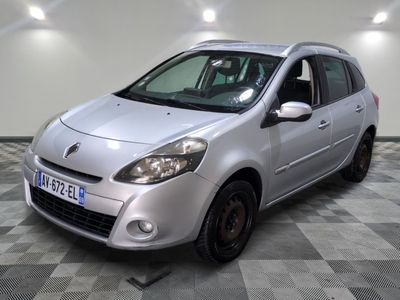 la photo d'une voiture argentée garée dans un garage