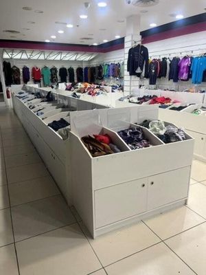 une photo d'une boutique de vêtements où sont exposés de nombreux vêtements