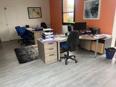 - 1 armoire haute métallique - 2 bureaux courbe