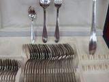 un coffret contenant de l'argenterie sur une table