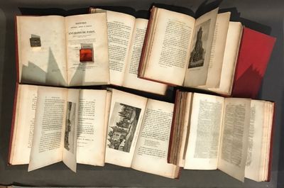 de nombreux livres ouverts posés sur une table noire