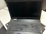 un ordinateur portable posé sur un bureau dans une pièce