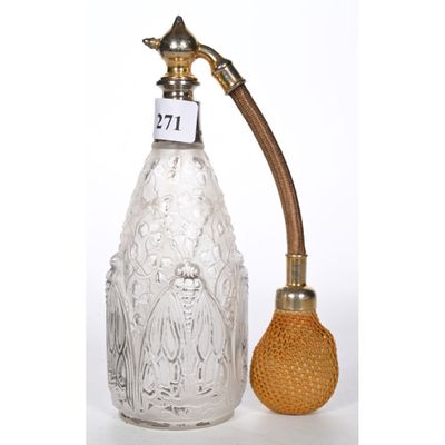 une carafe en argent et en verre, munie d'une poignée en laiton et d'un bouchon en verre