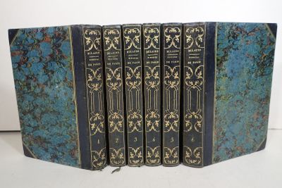 quatre livres sont alignés sur une surface blanche