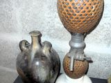 de nombreux vases différents exposés sur une table