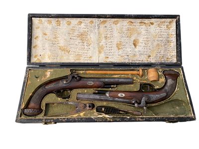 Coffret de pistolets gainé de drap vert (usures, manque dans…