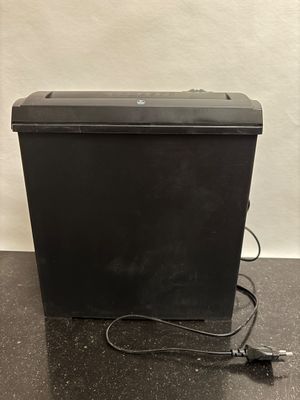 une image représentant une boîte noire posée sur une table