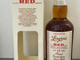 La bouteille de vin rouge de Longrow se trouve à côté d'un carton.