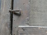 un gros plan d'une porte en bois munie d'un loquet métallique