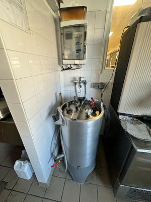 une photo d'une cuisine avec un chauffe-eau dans un coin