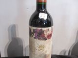 une bouteille de vin posée sur une table à côté d'une bouteille de vin