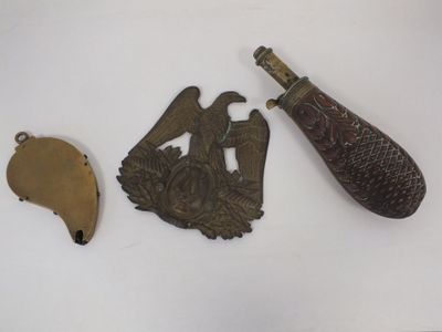 Trois types différents d'objets en laiton sont exposés sur un fond blanc