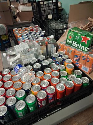 de nombreuses canettes de soda posées sur une table