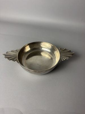 une image représentant une assiette en argent ornée d'un motif de feuilles