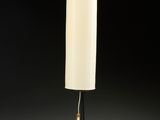 un lampadaire noir et blanc muni d'un abat-jour blanc