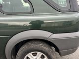 une voiture verte garée sur un parking