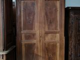 une commode en bois et une armoire en bois dans une pièce