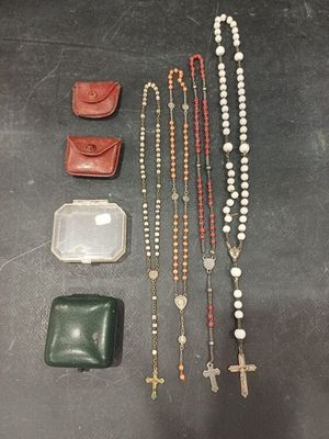 Lot de quatre chapelets en nacre , corail?, pierres blanches…