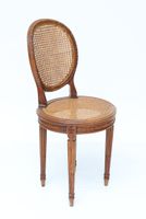 Petite chaise à dossier médaillon en bois mouluré et sculpté…