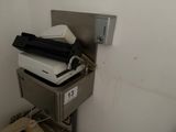 une imprimante posée sur une machine dans une pièce
