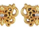 deux paires de boucles d'oreilles en or et diamants sur fond blanc