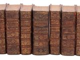 les livres sont alignés sur une surface blanche