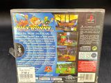 un gros plan sur un boîtier de jeu vidéo posé sur une table