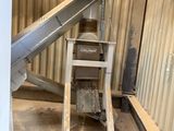 une image d'une machine qui se trouve dans un bâtiment
