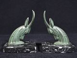 paire de serre-livres anciens en bronze représentant des poissons, sur socle en marbre