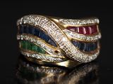 une bague en or sertie de pierres multicolores et de diamants sur un fond noir