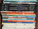 une boîte pleine de livres posée sur le sol