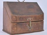 une boîte en cuir marron munie d'un cadenas