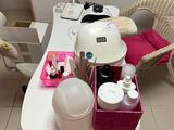 une table sur laquelle se trouvent de nombreux produits de beauté