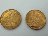 two gold sovereigns, one of which has a head of a lion and the other of which is a