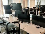 deux écrans d'ordinateur posés sur le bureau de ce bureau