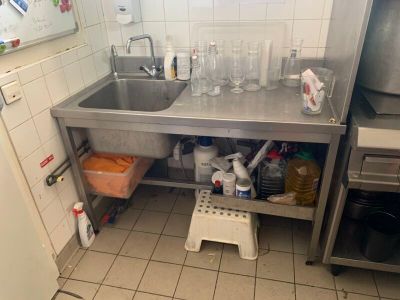 une cuisine équipée d'un évier, d'une cuisinière et d'un réfrigérateur