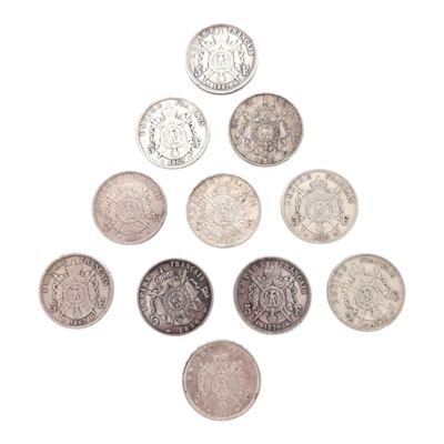gros plan d'une pile de pièces de monnaie sur une surface blanche