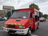 un camion de pompiers rouge garé sur un parking