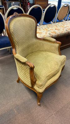 une chaise qui se trouve au milieu d'une pièce