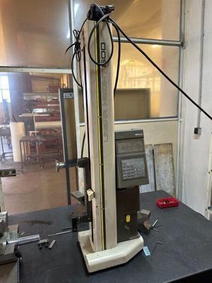 une machine posée sur une table dans une pièce