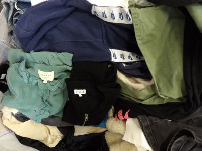 une pile de vêtements sur un lit